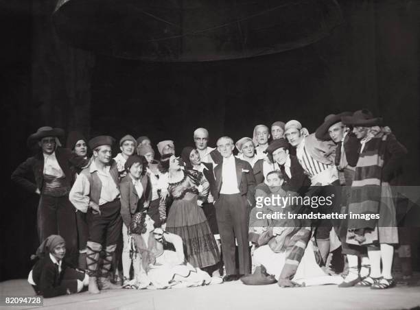 The dancing ensemble Ida Rubinstein in the ballet "Bolero" by Maurice Ravel, Vienna State Opera, Vienna, Photograp by Atelier Dietrich, 1929 [Das...