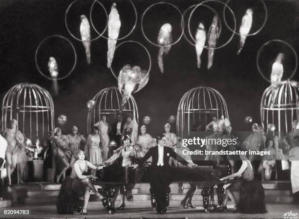 The scene "In the Perroquet" of the revue "Alles aus Liebe" by Karl Farkas and Ernst Marischka, Stadttheater, Vienna, Photograph by Arthur Benda,...