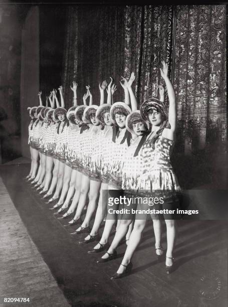 Chorus girls of the revue theater "Femina", Vienna, Photograph, 1920s [Girls der Revueb?hne "Femina", Wien, Photographie, 1920er]
