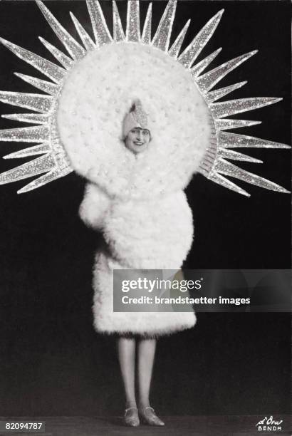 The costume "The Sun" of the revue "Alles aus Liebe" by Karl Farkas and Ernst Marischka, Stadttheater, Vienna, Photograph by Arthur Benda, 1927 [Das...