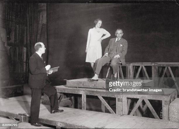 Director Otto Preminger, actress Ria Rose and actor Jakob Feldhammer at a rehearsal of "King Nicolo" by Frank Wedekind, Neues Wiener Schauspielhaus,...
