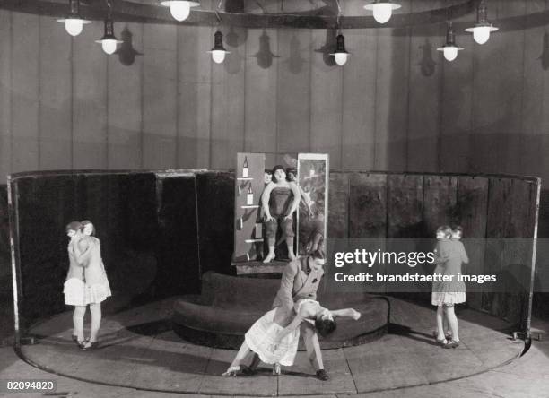 The Threepenny Opera by Bertolt Brecht and Kurt Weill, Staatliches Kammertheater, Moscow, Photograph by Sojus-Foto, 1930 [Die Dreigroschenoper von...