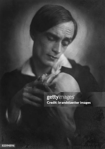 The german actor Conrad Veidt as Hamlet in the play by William Shakespeare, Photograph, Um 1930 [Der deutsche Schauspieler Conrad Veidt als Hamlet im...