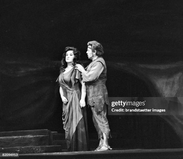 Walter Berry as Barak and Birgit Nilsson as the Dyer's Wife in "Die Frau ohne Schatten " by Richard Strauss, Wiener Staatsoper, Photographie, 1977...