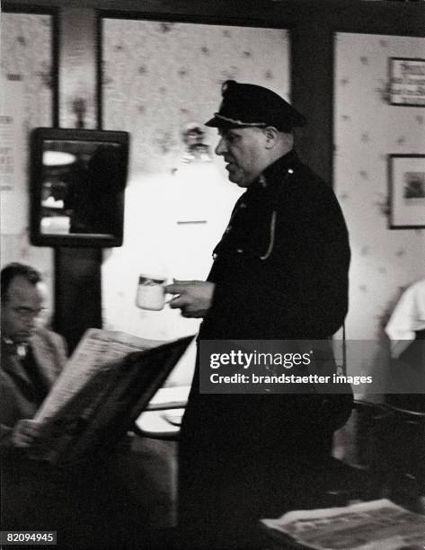 Watchman in Cafe Hawelka in Vienna, Photograph, Around 1956 [Wachmann im Cafe Hawelka in Wien, Photographie, Um 1956]