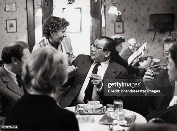 Josefine Hawelka and author Friedrich Torberg in Cafe Hawelka, Vienna, Photograph, Around 1956 [Wirtin Josefine Hawelka und Schriftsteller Friedrich...