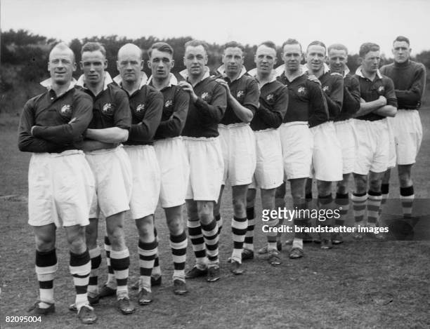 Football players of Manchester City F, C, Manchester, Photograph, Around 1936 [Fu?ballspieler von Manchester City F, C, nach dem Training, Spieler...