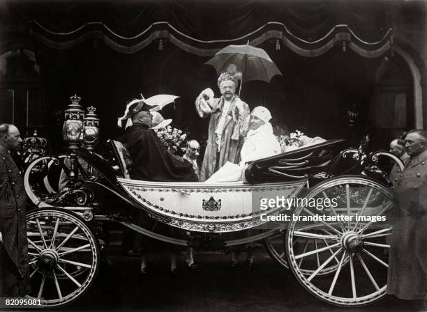 Queen Mother Emma of the Netherlands is greeting, Next to her Queen Wilhelmina and prince consort Heinrich, Photograph 1929 [K?nigin Mutter Emma...
