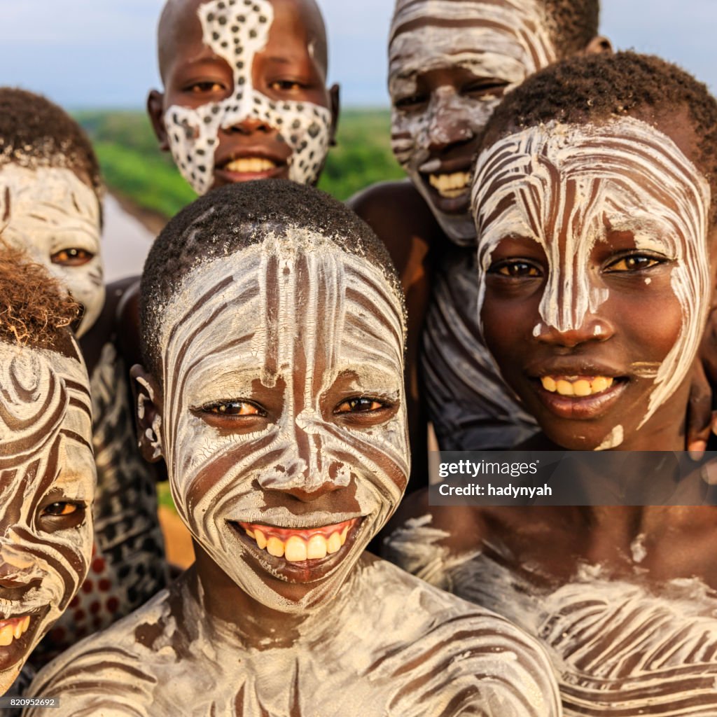 Groep gelukkige Afrikaanse kinderen, Karo stam, Oost-Afrika