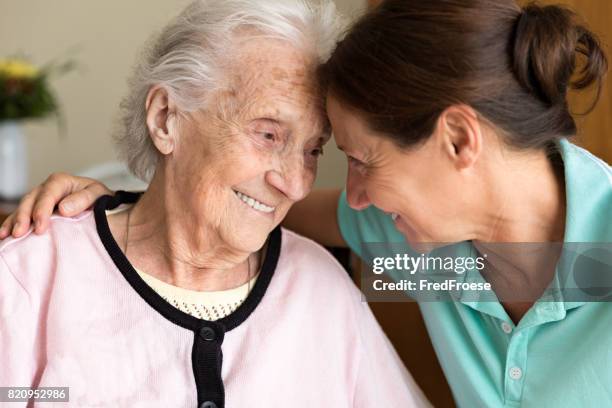 認知症と作業療法 - 自宅介護者および年配の大人の女性 - nursing home smiling ストックフォトと画像