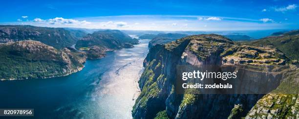 preikestolen プルピット岩、lysefjorden、ノルウェー。パノラマ ビュー - norwegian culture ストックフォトと画像