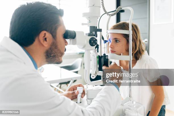 eye check up - profissional de oftalmologia imagens e fotografias de stock