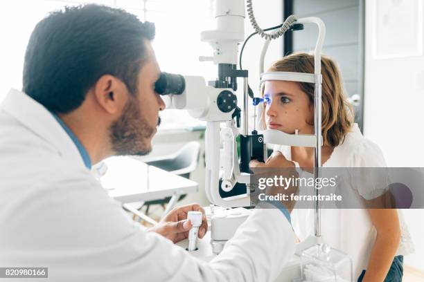 eye check up - eye test equipment imagens e fotografias de stock