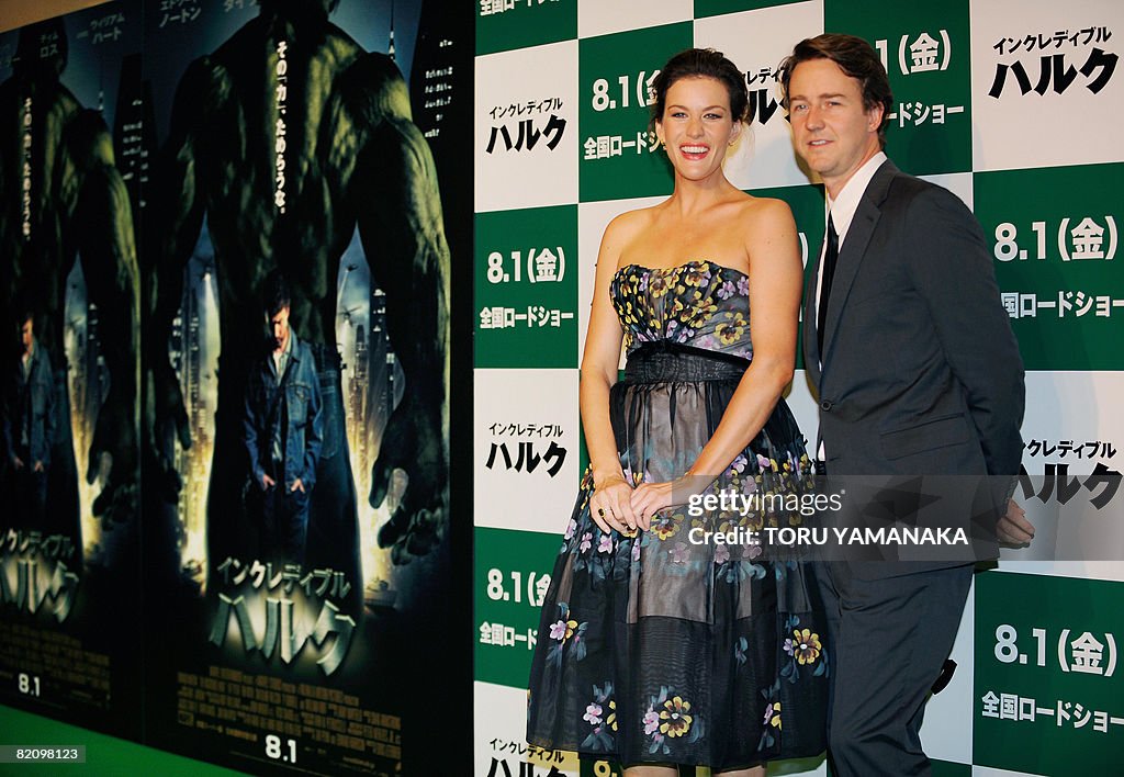 US actor Edward Norton (R) and actress L