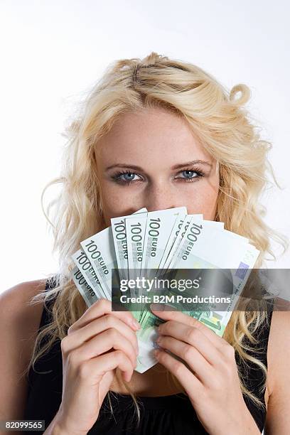 portrait of young woman with euro banknotes  - nota de cem euros - fotografias e filmes do acervo