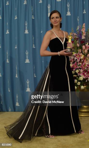 Actress Julia Roberts poses for photographers during the 73rd Annual Academy Awards March 25, 2001 at the Shrine Auditorium in Los Angeles. Roberts...