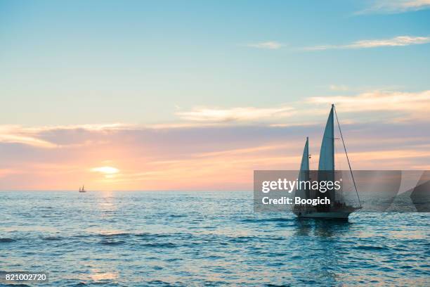 puerto vallarta sailboat in pacific ocean at sunset mexico - pacific ocean imagens e fotografias de stock