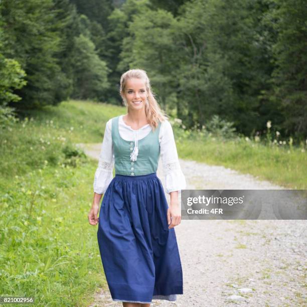 美麗的女人裙 tracht，奧地利 - traditionally austrian 個照片及圖片檔