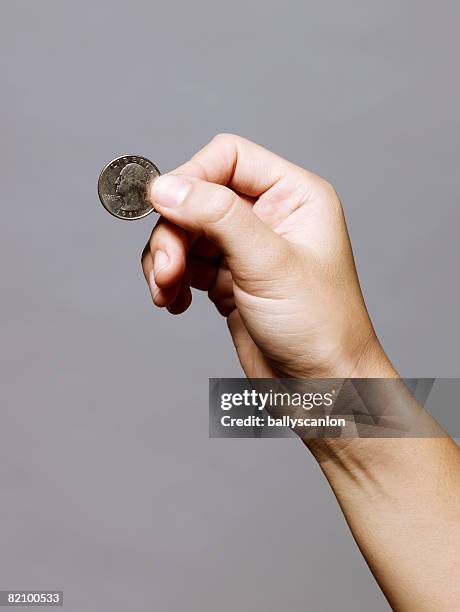 hand holding a quarter (25 cents) - moneda de veinticinco céntimos fotografías e imágenes de stock