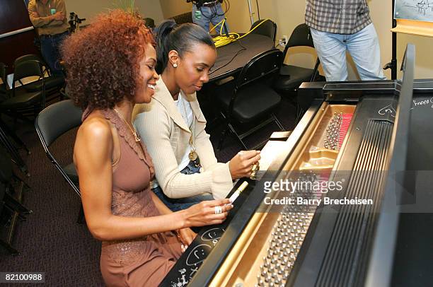 Michelle Williams and Kelly Rowland of Destiny's Child