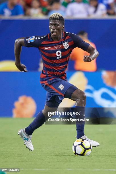 United States midfielder Gyasi Zardes dribbles the ball during a CONCACAF Gold Cup Quarterfinal match between the United States v El Salvador at...