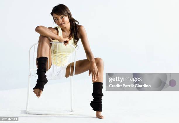 female sitting in ch - jambes écartées photos et images de collection