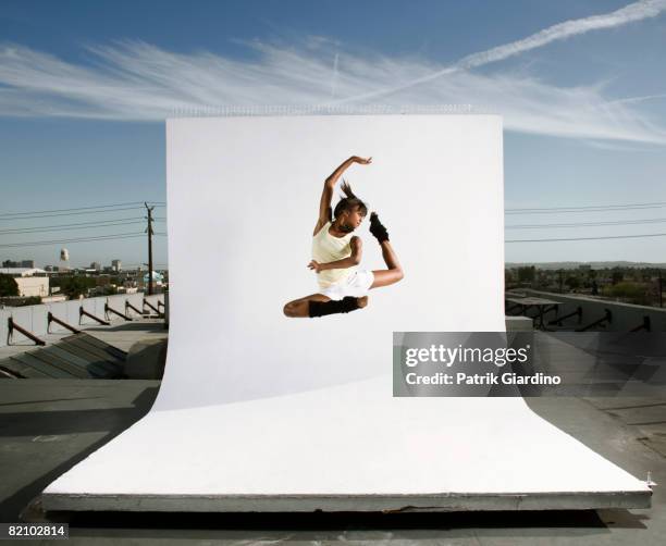 female dancing - piernas en el aire fotografías e imágenes de stock