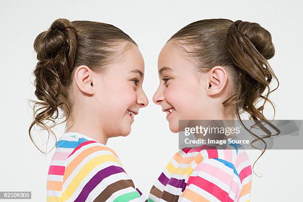 twins face to face - gezicht aan gezicht stockfoto's en -beelden