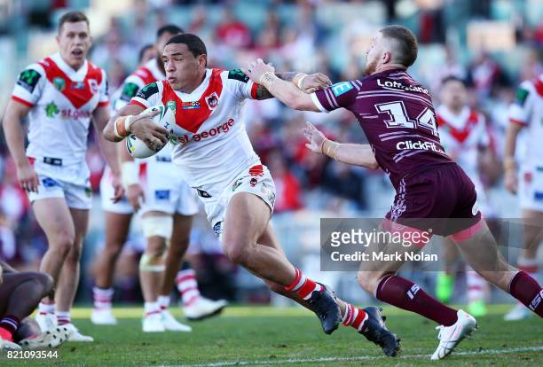Tyson Frizell of the Dragons runs the ball during the round 20 NRL match between the St George Illawarra Dragons and the Manly Sea Eagles at WIN...
