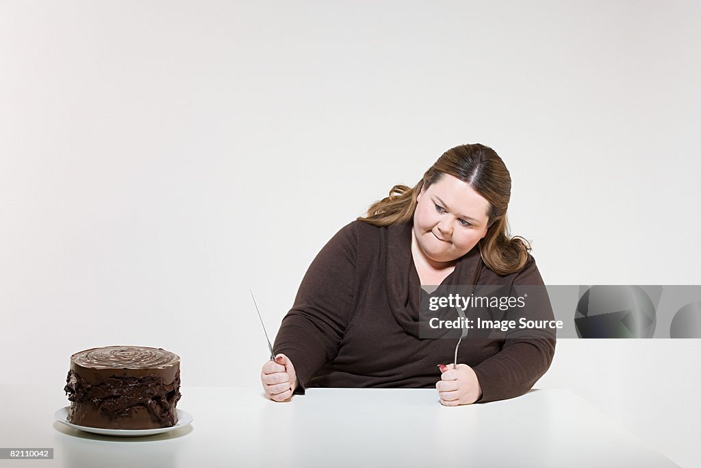 Mujer y pastel de chocolate