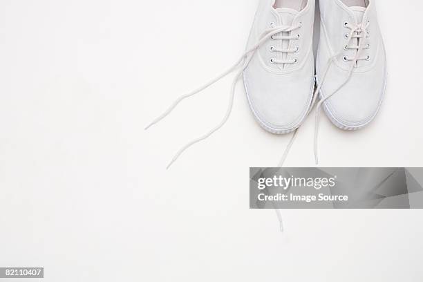 white shoes - lacet de chaussures photos et images de collection