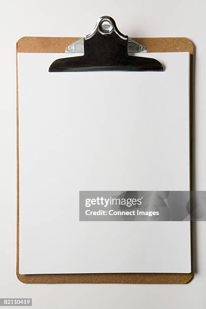 paper on clipboard - tablilla con sujetapapeles fotografías e imágenes de stock