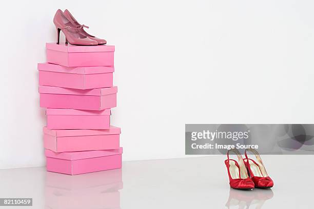 shoes and shoebox - schoenendoos stockfoto's en -beelden