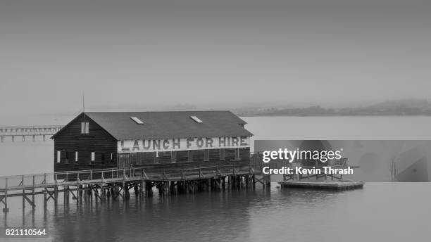 abandoned boathouse, pt. reyes - bahía tomales fotografías e imágenes de stock