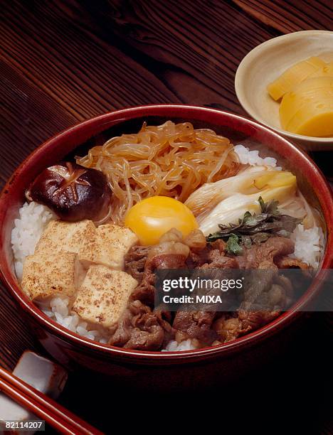 steamed rice topped with sukiyaki - sukiyaki stock-fotos und bilder