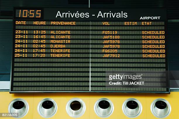 airport arrivals board - anzeigetafel stock-fotos und bilder