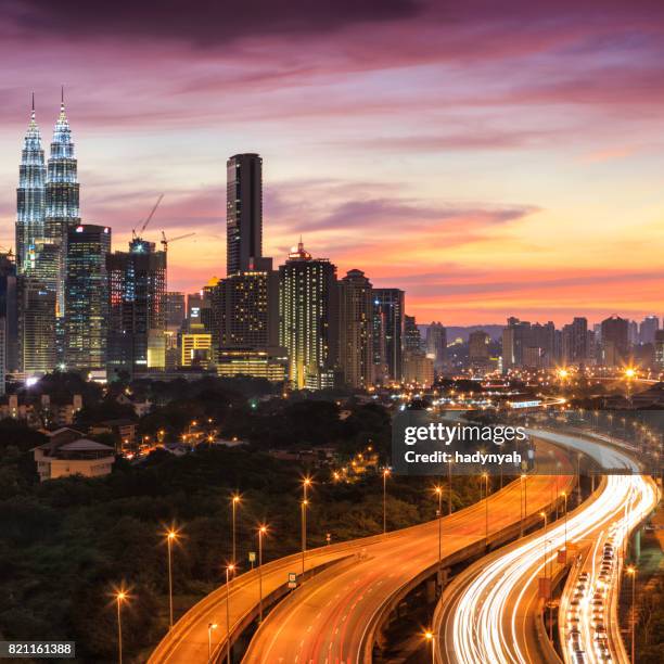 城市天際線-吉隆坡黃昏 - menara kuala lumpur tower 個照片及圖片檔