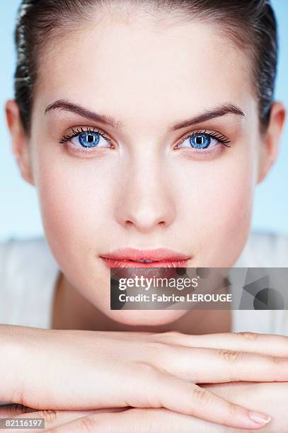 portrait of young woman - blue eye stockfoto's en -beelden