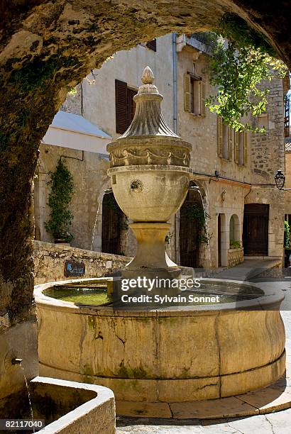 saint paul de vence, provence, cote d'azur, france - fountain courtyard fotografías e imágenes de stock