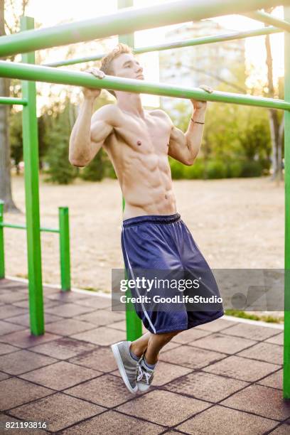man exercising chin-ups - rhomboideus stock pictures, royalty-free photos & images