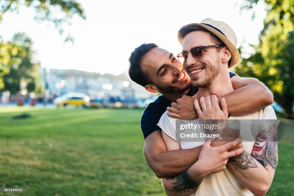 Coppia gay multietnica che abbraccia
