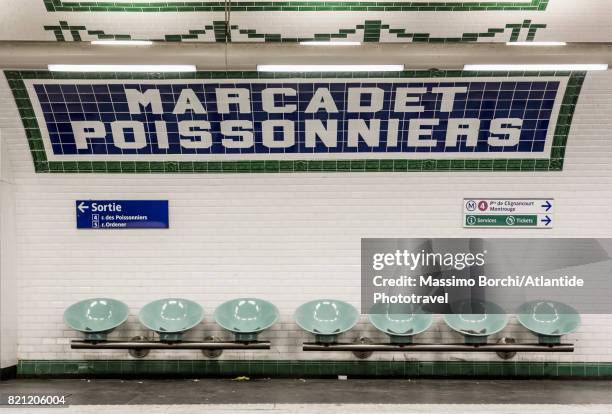 marcadet poissonniers metro station - empty seat photos et images de collection