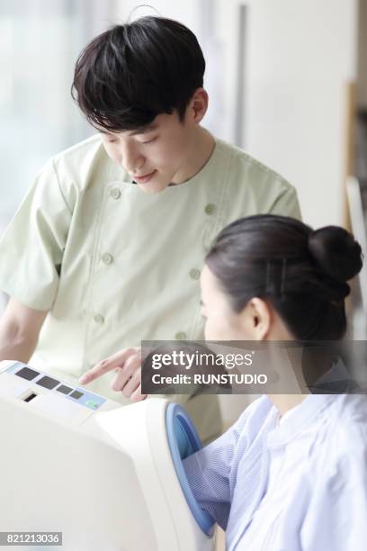 male nurse looking at the patient's health condition - 48 hours stock-fotos und bilder