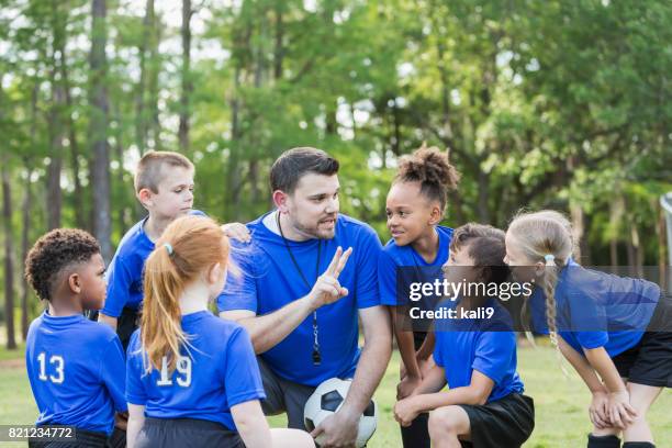 children's soccer team with coach - treinador desportivo imagens e fotografias de stock