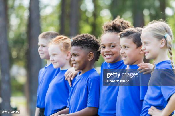 niños multiétnicos en el entrenamiento de fútbol - american football strip fotografías e imágenes de stock