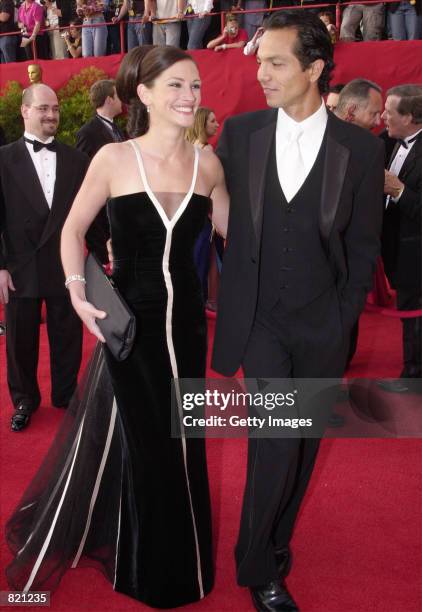 Actress Julia Roberts, who won an Oscar for Best Actress, and her boyfriend Benjamin Bratt arrive for the 73rd Annual Academy Awards March 25, 2001...