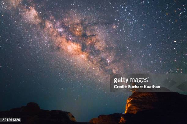 silhouette of a man looking at the milky way stars shining above the grand canyon of thailand (sam phan bok) - astronomia foto e immagini stock