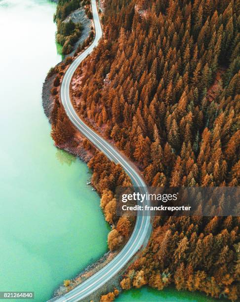 luftaufnahme von diablo lake - diablo lake stock-fotos und bilder