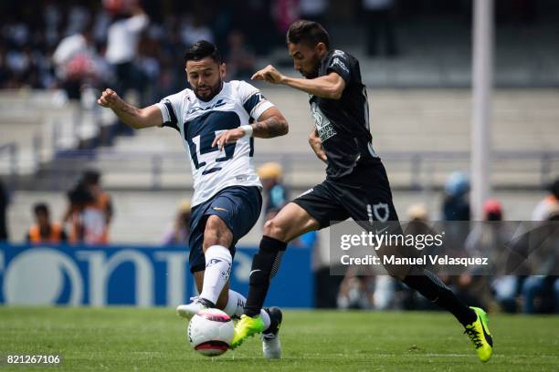Alan Mendoza of Pumas struggles for the ball with Jonathan Urretaviscaya of Pachuca during the 1st round match between Pumas UNAM and Pachuca as part...