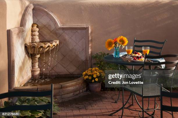 breakfast in courtyard - fountain courtyard fotografías e imágenes de stock